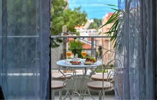 2 Bedroom Awesome Apartment In Makarska - 9