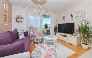 2 Bedroom Awesome Apartment In Makarska - 8