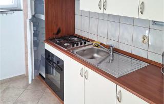 1 Bedroom Cozy Apartment In Betina - 3