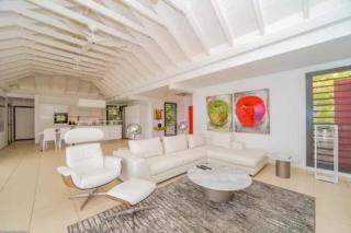 Island Getaway Offering Spectacular Sea Outlook - 4