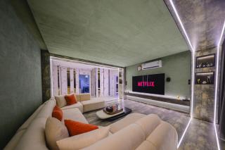 شقة بغرفة سينما وصالة وغرفتين نوم بالمروج - 1