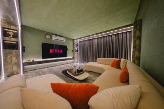 شقة بغرفة سينما وصالة وغرفتين نوم بالمروج - 0