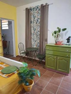 Maison accueillante à Sainte-Rose, 25 m² et balcon - 1