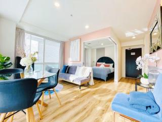 Stylish 2BR City Retreat - Air-Con & Balcony - 0