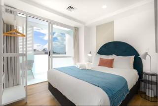 Stylish 2BR City Retreat - Air-Con & Balcony - 8