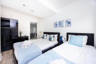 Three Bedroom Apartment By Dashh Properties Short Lets & Serviced Accommodation In Shepherds Bush Sleeps 9 With Free Wifi - 2