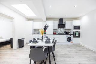 Three Bedroom Apartment By Dashh Properties Short Lets & Serviced Accommodation In Shepherds Bush Sleeps 9 With Free Wifi - 6