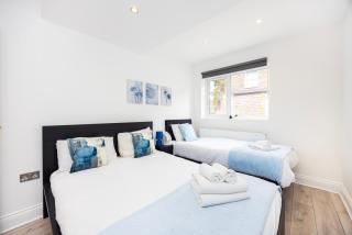 Three Bedroom Apartment By Dashh Properties Short Lets & Serviced Accommodation In Shepherds Bush Sleeps 9 With Free Wifi - 4