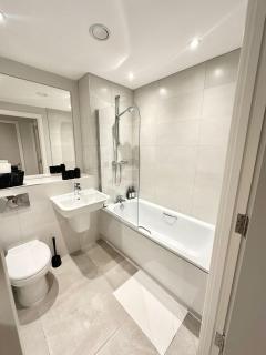 Modern 2 Bed, 2 Bath Apt with Ensuite By Avalora Short Lets & Serviced Accommodation Salford, Near Tram Central Manchester, Train station, Parking - Manchester - 1