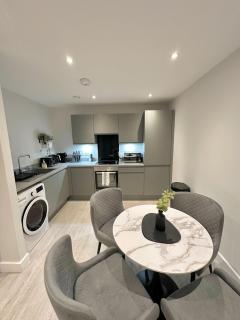 Modern 2 Bed, 2 Bath Apt with Ensuite By Avalora Short Lets & Serviced Accommodation Salford, Near Tram Central Manchester, Train station, Parking - Manchester - 3