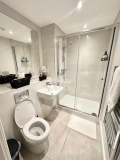 Modern 2 Bed, 2 Bath Apt with Ensuite By Avalora Short Lets & Serviced Accommodation Salford, Near Tram Central Manchester, Train station, Parking - Manchester - 7