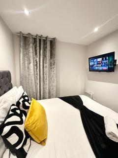 Modern 2 Bed, 2 Bath Apt with Ensuite By Avalora Short Lets & Serviced Accommodation Salford, Near Tram Central Manchester, Train station, Parking - Manchester - 8