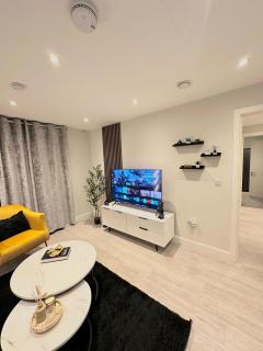 Modern 2 Bed, 2 Bath Apt with Ensuite By Avalora Short Lets & Serviced Accommodation Salford, Near Tram Central Manchester, Train station, Parking - Manchester - 5
