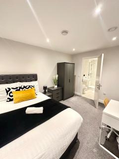 Modern 2 Bed, 2 Bath Apt with Ensuite By Avalora Short Lets & Serviced Accommodation Salford, Near Tram Central Manchester, Train station, Parking - Manchester - 2