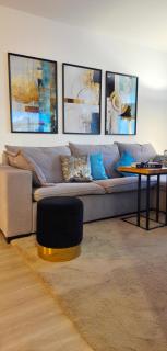 Modern Apartment with Free Parking & Balcony - Lannister Residence - 9