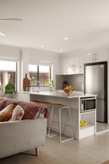 Cosy Coastal Escape 2BR Apartment Free Wi-Fi - 1