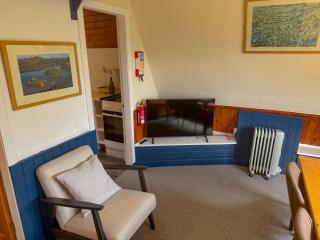 1 Bedroom Cabin with Mountain & Loch Views - Quiet Location between Glencoe & Ben Nevis - 8