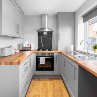 Stylish 2 Bedroom Apartment - Netflix - Off Street Parking 1DS - 6