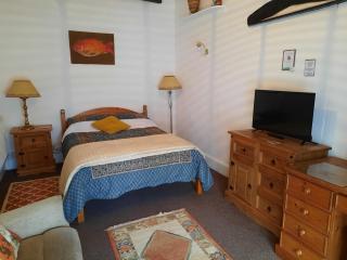 Double Ensuite with Bath, Sofa, Desk, Wardrobe - 8