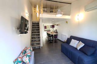 Bright apartment with terrace near the beach - 8