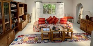 Eclectic Old-Fashioned Comfort - 9