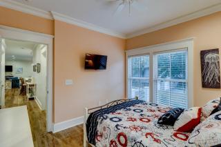 AV11-32: 11 32nd Avenue - 1