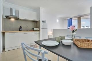Top Floor Studio, Pools, Fast Internet, Parking - 3