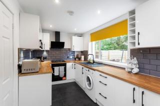 Contemporary Boutique Home - Garden & Parking - 3