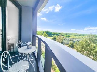 Timeless Black n White Charm 2BR w Kids room - 1