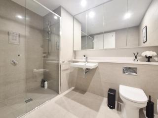 Timeless Black n White Charm 2BR w Kids room - 5