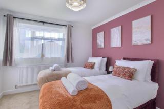Comfortable yet stylish 3 Bed House with Off Street Parking and Superfast Wi-Fi - 6