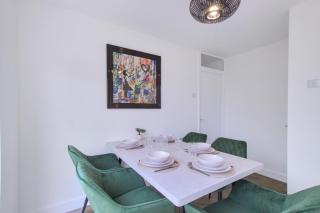 Comfortable yet stylish 3 Bed House with Off Street Parking and Superfast Wi-Fi - 8