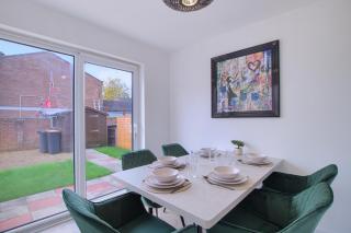 Comfortable yet stylish 3 Bed House with Off Street Parking and Superfast Wi-Fi - 1