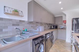 Comfortable yet stylish 3 Bed House with Off Street Parking and Superfast Wi-Fi - 7