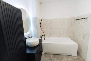 Cozy 2-Room Apartment - Free Parking - Close to Airport - 4