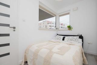 Warsaw Cozy Apartment with Parking and Garden by Noclegi Renters - 9