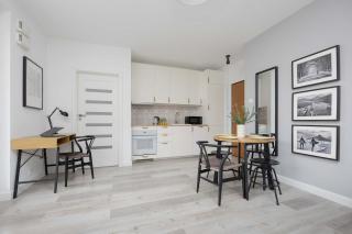 Warsaw Cozy Apartment with Parking and Garden by Noclegi Renters - 6