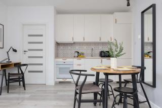 Warsaw Cozy Apartment with Parking and Garden by Noclegi Renters - 2