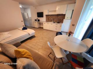 Alezzi Studio Beach Pool & Spa Heated Swimming Pool - 7