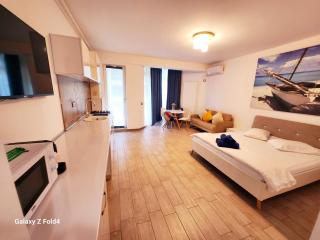 Alezzi Studio Beach Pool & Spa Heated Swimming Pool - 5