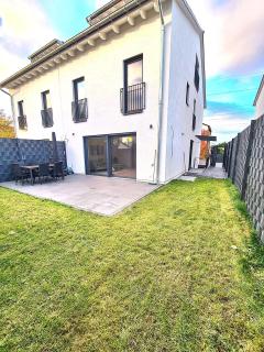 Modernes Haus in der Nähe des Flüghafens mit WLAN,Parkplatz,Terrasse - 0