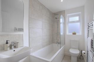 Kempston - Bedford - Long Stay Home - 3 Bedrooms - 2 Parking Spaces - Fast Wi-Fi - 7