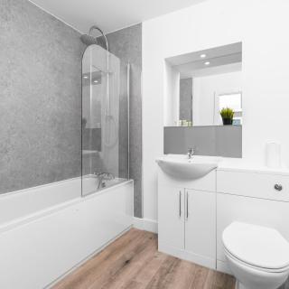 Two Bed Apartment - Parking & Balcony - Smethwick 6MC - 4