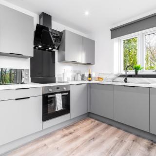 Two Bed Apartment - Parking & Balcony - Smethwick 6MC - 5