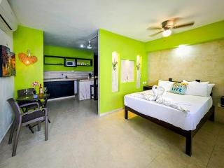 2 Units I 500m Award-Winning Beach I Memory Foam Bed I AC Kitchen WiFi 1B4A - 9