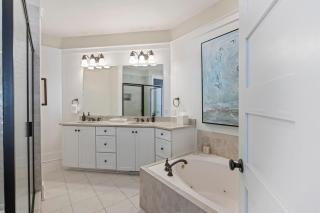 AV3-37: 3 37th Avenue - 3