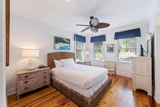 AV3-37: 3 37th Avenue - 2