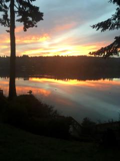 Amazing Sunrise at Coastal Luxury Cabin Rental on Herron Island with Fire Pit and Paddle Boarding near Olympia, Washington - 5