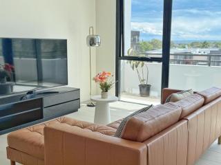 FREE Parking Modern 2 bedrooms Apt for Family or Business - 0