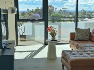 FREE Parking Modern 2 bedrooms Apt for Family or Business - 2